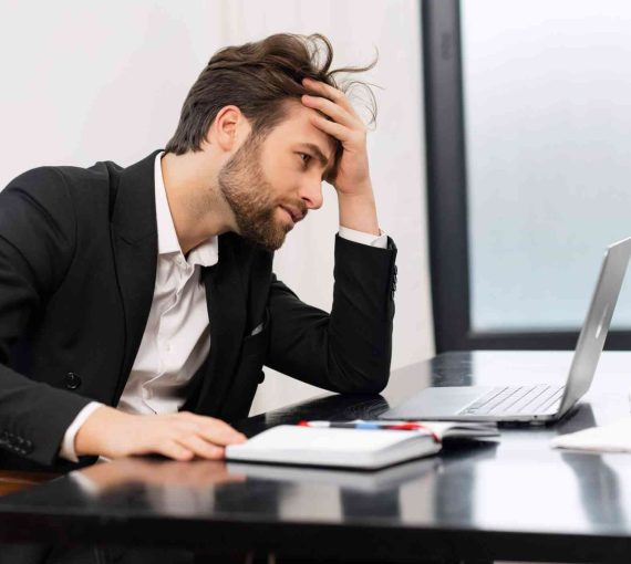 01f82a644edb777587267f5b48d233be-man-in-suit-stressed-at-desk_l